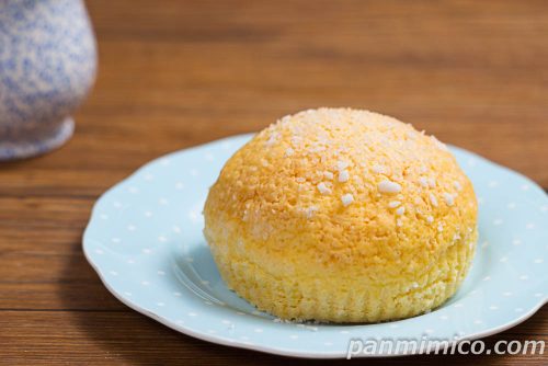 セブン「バターで仕込んだふんわりメロンパン」斜めから撮った写真