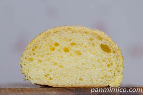 セブン「バターで仕込んだふんわりメロンパン」断面の写真