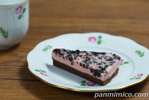 セブン新作「かじるザクッと！クッキークリームいちご」斜めから撮った写真