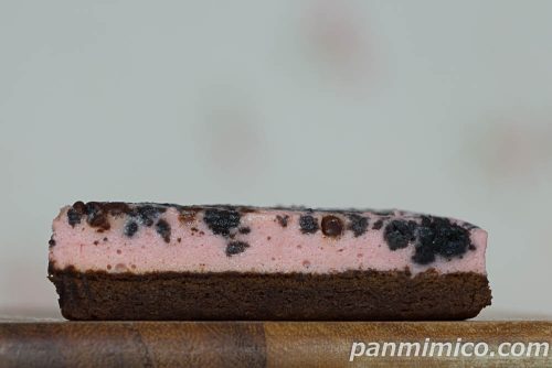 セブン新作「かじるザクッと！クッキークリームいちご」断面の写真