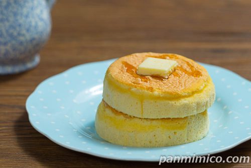 セブン「温めて食べるホットケーキ バタークリーム入り」斜めから撮った写真