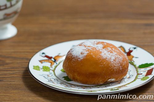 きよらのカスタード＆ホイップドーナツ【Pasco】斜めから撮った写真