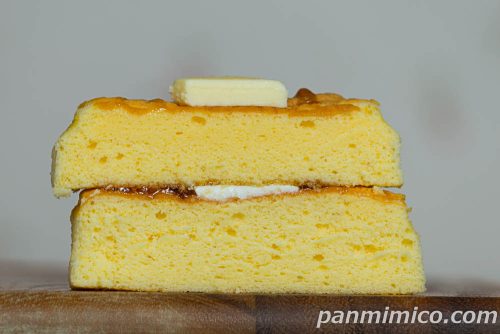 セブン「温めて食べるホットケーキ バタークリーム入り」断面の写真