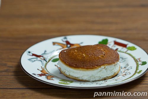 ヤマザキ新作「クリームたっぷり生どら焼（練乳入りわらび餅＆ミルクホイップ）」斜めから撮った写真