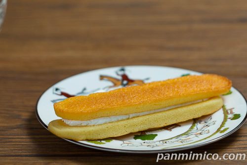 ヤマザキの「濃厚ミルククリームクッキーサンド（練乳ソース）」斜めから撮った写真