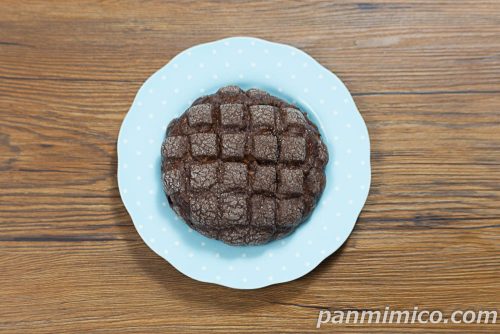 ファミマの新作「も～っちり食感チョコメロンパン」上から撮った写真