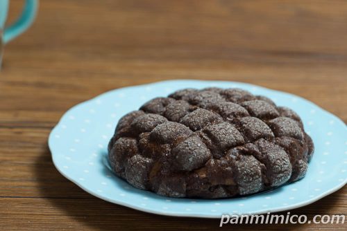 ファミマの新作「も～っちり食感チョコメロンパン」斜めから撮った写真