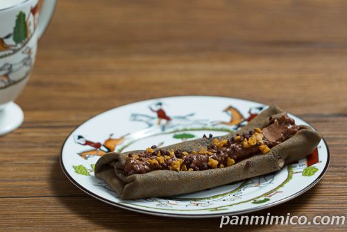 ファミマ「小枝クレープ」斜めから撮った写真