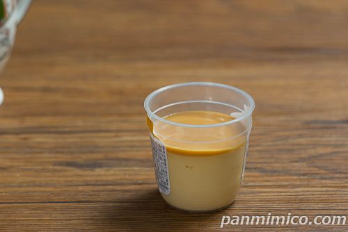 ファミマ「窯出しとろける森永ミルクキャラメルプリン」斜めから撮った写真