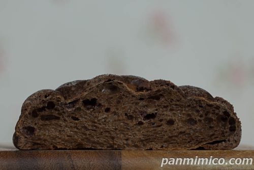 ファミマの新作「も～っちり食感チョコメロンパン」断面の写真