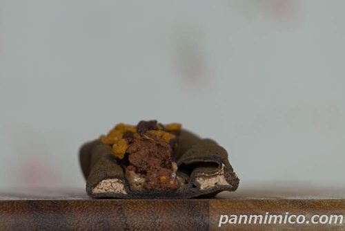 ファミマ「小枝クレープ」断面の写真