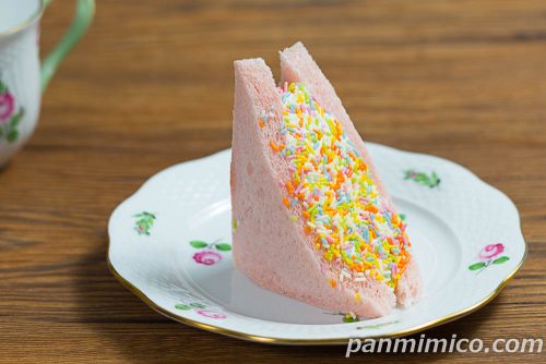 セブン「よくばりサンド　カラーチョコ＆ホイップ」斜めから撮った写真