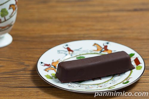 ローソン「ご褒美スティックケーキ　ふわとろカスタード」斜めから撮った写真