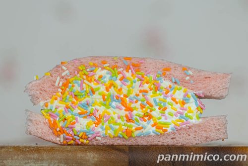 セブン「よくばりサンド　カラーチョコ＆ホイップ」断面の写真