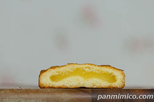 ヤマザキの「ガトーカスタードクッキー」断面の写真