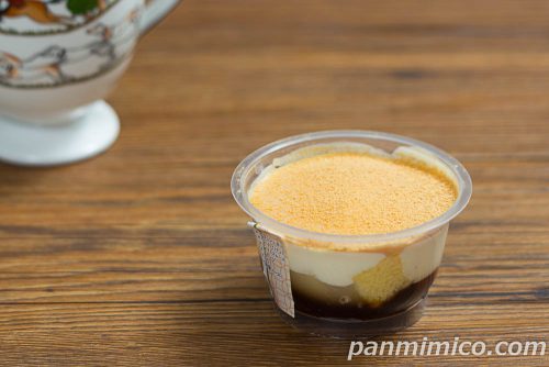 セブン新作「パキっとティラミス　黒蜜きなこもち」斜めから撮った写真