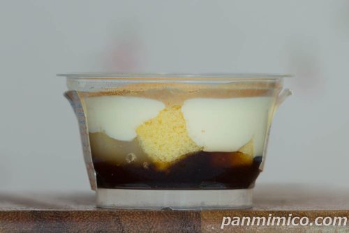 セブン新作「パキっとティラミス　黒蜜きなこもち」断面の写真