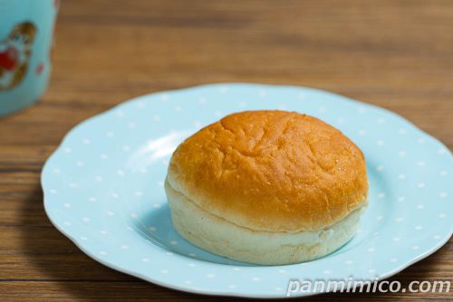ファミマの「も～っちり食感クリームパン」斜めから撮った写真