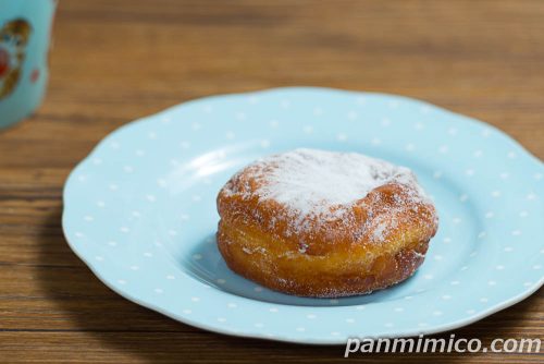 ローソン「生ドーナツ　プレーン　淡路島産牛乳使用」斜めから撮った写真