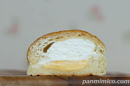 ファミマの「も～っちり食感クリームパン」断面の写真