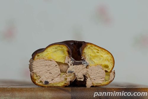 生ドーナツ　チョコホイップ　淡路島産牛乳【ローソン】断面の写真