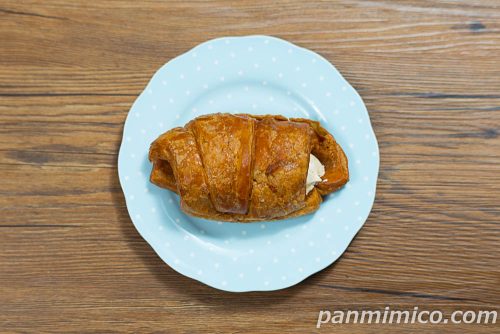 ローソン「パンとエスプレッソと カフェラテクロワッサン」上から撮った写真