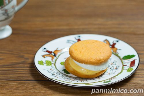 ローソン「Uchi Café×八天堂 ふわふわカスタードサンド」斜めから撮った写真