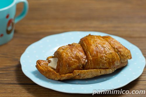 ローソン「パンとエスプレッソと カフェラテクロワッサン」斜めから撮った写真