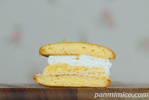 ローソン「Uchi Café×八天堂 ふわふわカスタードサンド」断面の写真