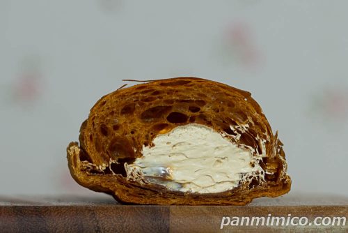 ローソン「パンとエスプレッソと カフェラテクロワッサン」断面の写真