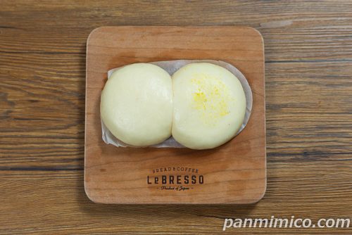 セブン「７Ｐダブルまん 肉まん＆カレーまん」上から撮った写真