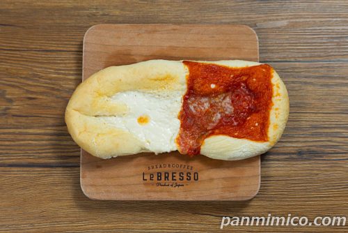 セブン「ダブルピザパン トマト＆チーズ」上から撮った写真
