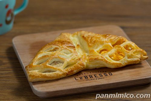 セブン「ダブルパイ ツナ＆たまご」斜めから撮った写真