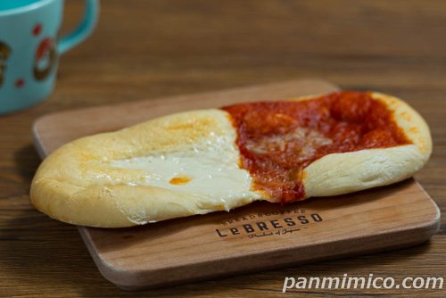 セブン「ダブルピザパン トマト＆チーズ」斜めから撮った写真