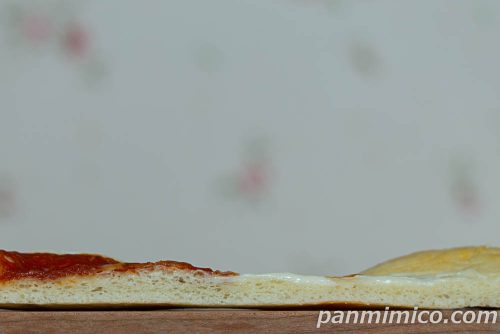 セブン「ダブルピザパン トマト＆チーズ」断面の写真