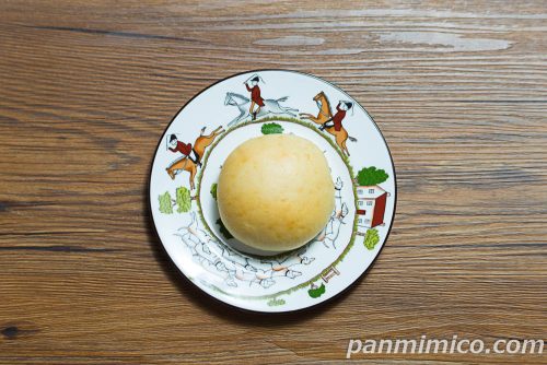 ローソン「クリームたっぷり！ ふわもち冷やしクリームパン ダブルカスタード」上から撮った写真