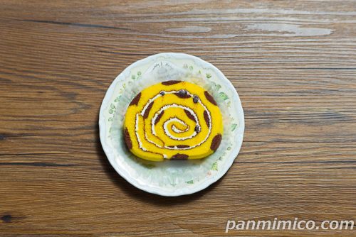 ファミマ「ピカチュウのロールケーキ（チョコバナナ）」上から撮った写真