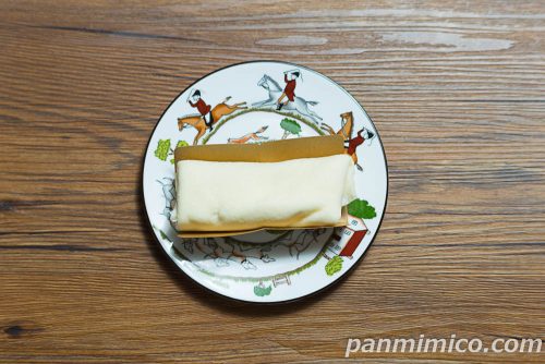 ローソン「Uchi Café×八天堂 カスタードバナナクレープ」上から撮った写真