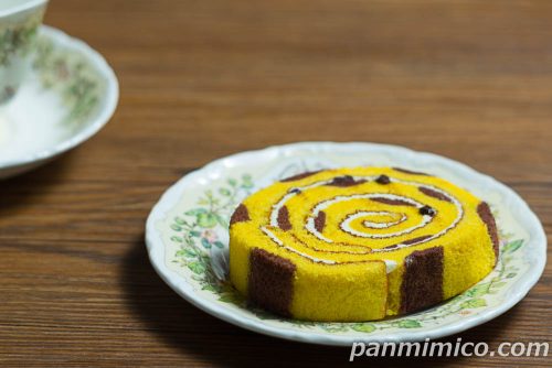 ファミマ「ピカチュウのロールケーキ（チョコバナナ）」斜めから撮った写真