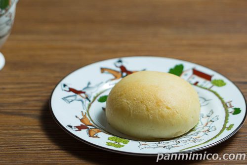 ローソン「クリームたっぷり！ ふわもち冷やしクリームパン ダブルカスタード」斜めから撮った写真