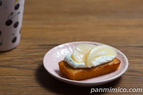 ファミマ「桃のデザートフィナンシェ」斜めから撮った写真