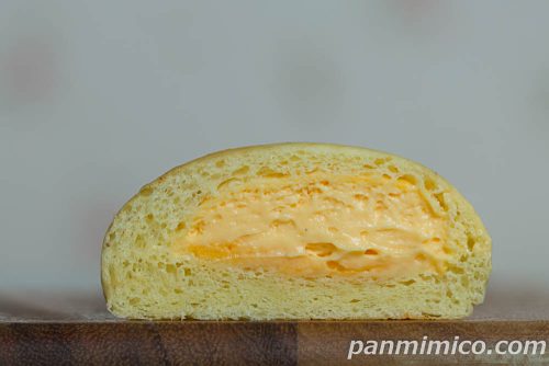 ローソン「クリームたっぷり！ ふわもち冷やしクリームパン ダブルカスタード」断面の写真