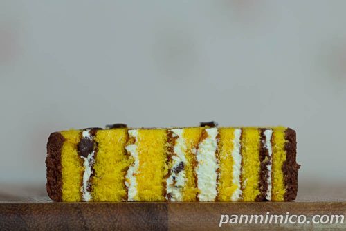 ファミマ「ピカチュウのロールケーキ（チョコバナナ）」断面の写真