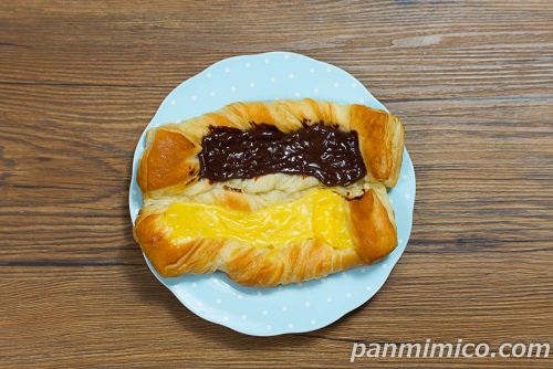 ７Ｐダブルデニッシュ　チョコ＆カスタード【セブンイレブン】上から撮った写真