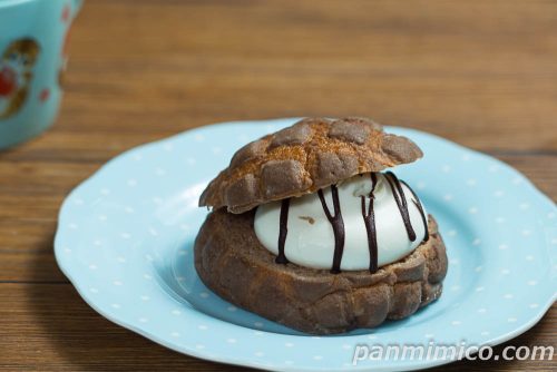 セブン「ギザチョコ ホイップメロンパン」斜めから撮った写真