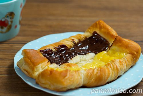 ７Ｐダブルデニッシュ　チョコ＆カスタード【セブンイレブン】斜めから撮った写真