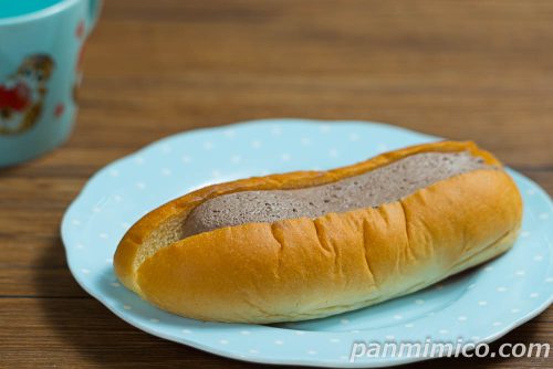 ファミマ「生コッペパン（たっぷりチョコホイップ）」斜めから撮った写真