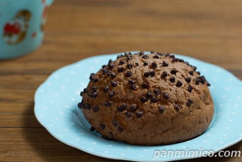 セブン「つぶつぶチョコチップのショコラメロンパン」斜めから撮った写真
