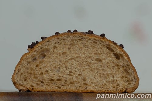 セブン「つぶつぶチョコチップのショコラメロンパン」断面の写真