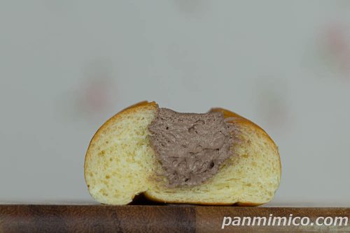 ファミマ「生コッペパン（たっぷりチョコホイップ）」断面の写真